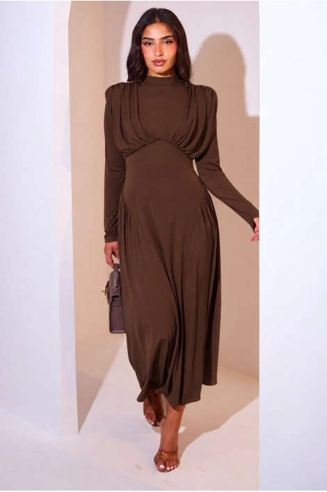 Robe longue cintrée marron à effet drapé