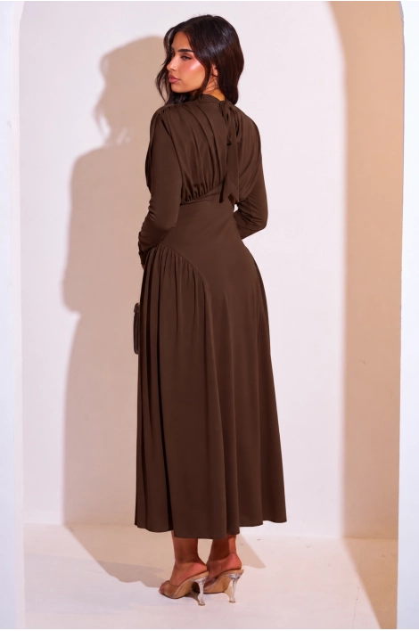 Robe longue cintrée marron à effet drapé