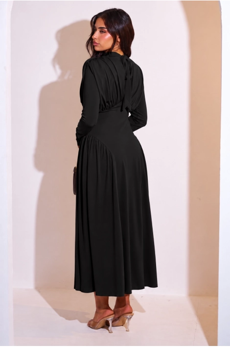 Robe longue cintrée noire à effet drapé