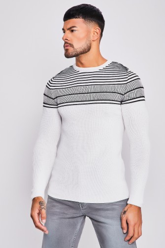 Pull en maille blanc à rayures noires en relief
