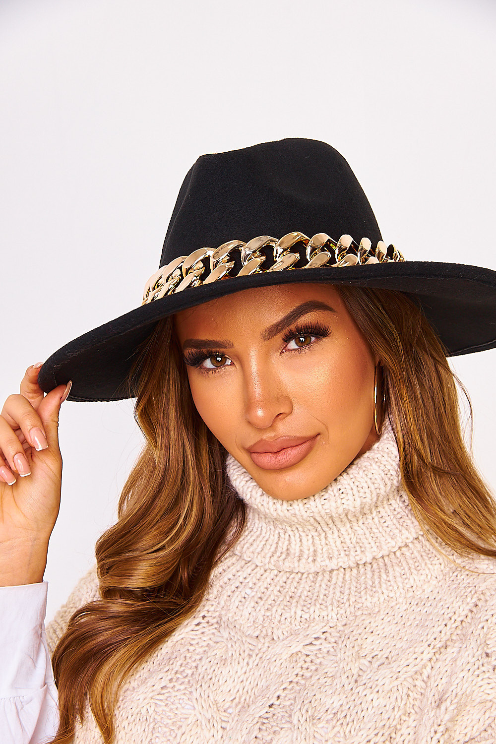 Chapeau Fedora noir avec chaine dorée