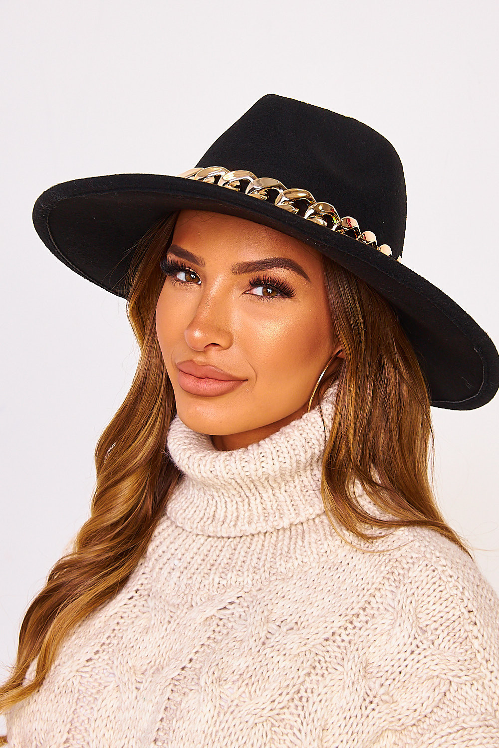 Chapeau Fedora noir avec chaine dorée