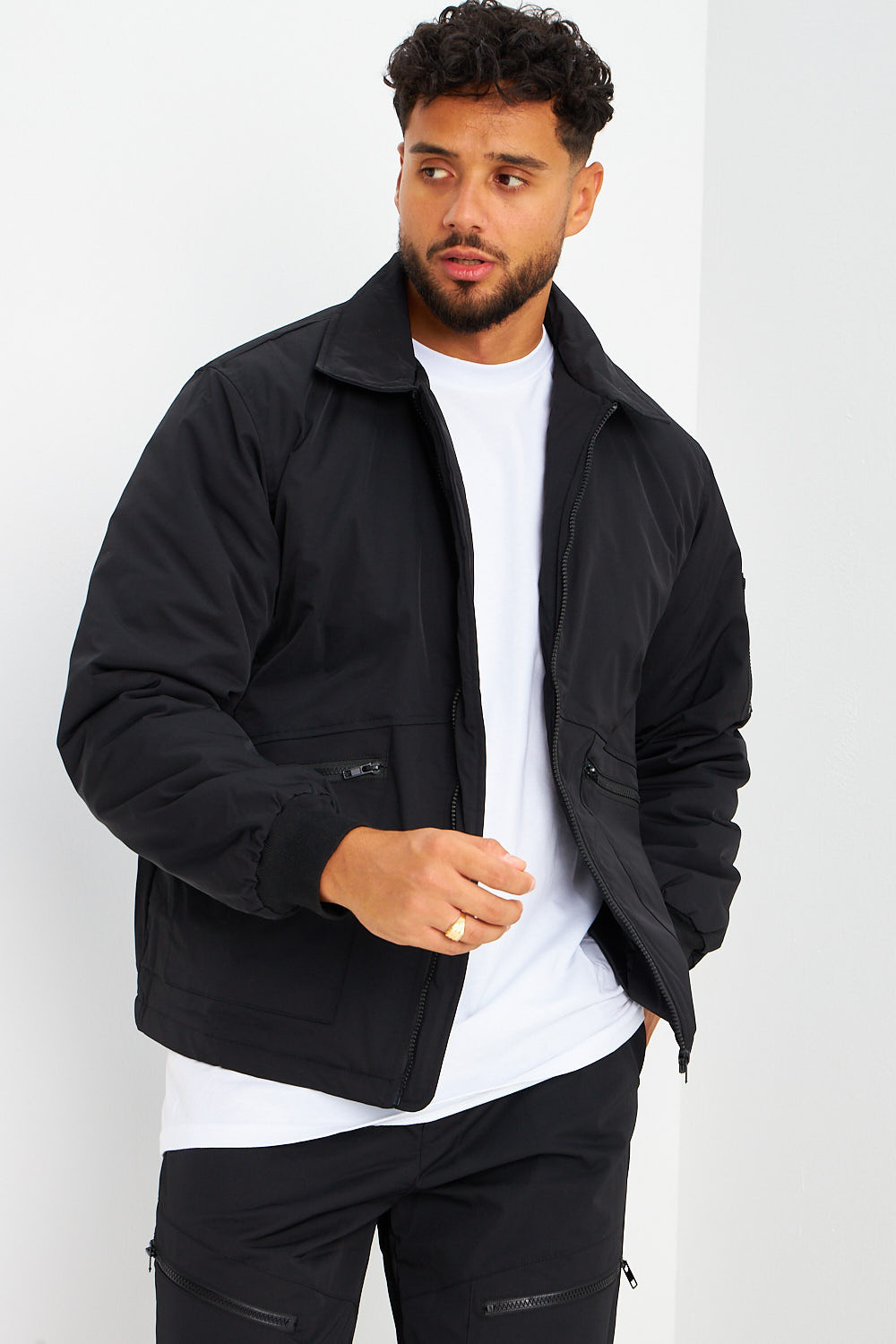 Blouson noir à poches zippées