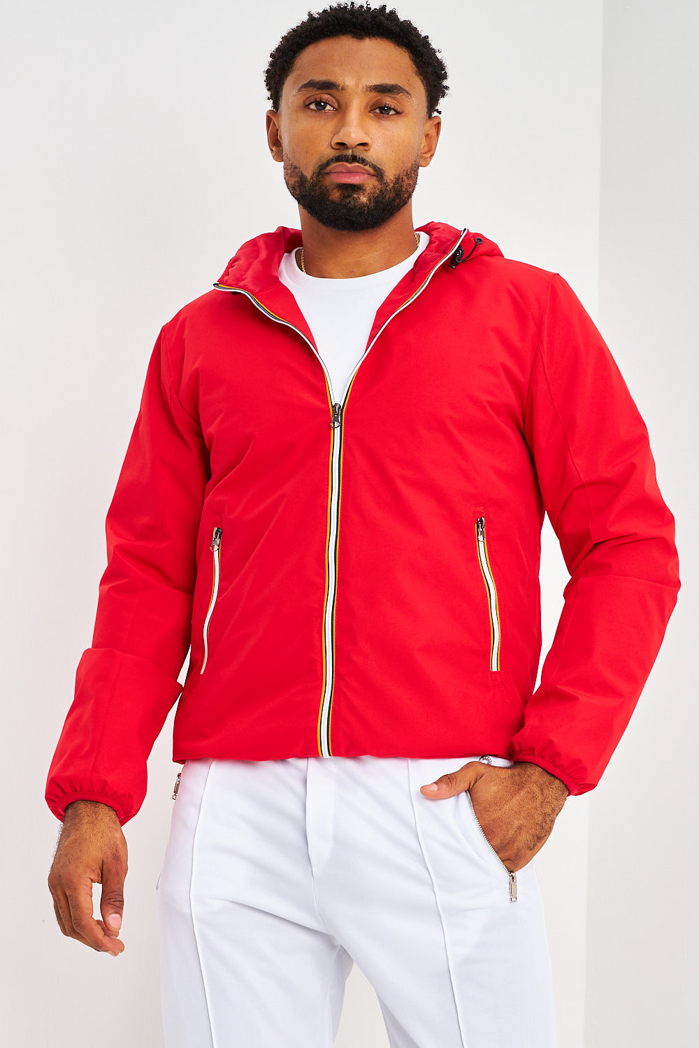 Blouson à capuche rouge