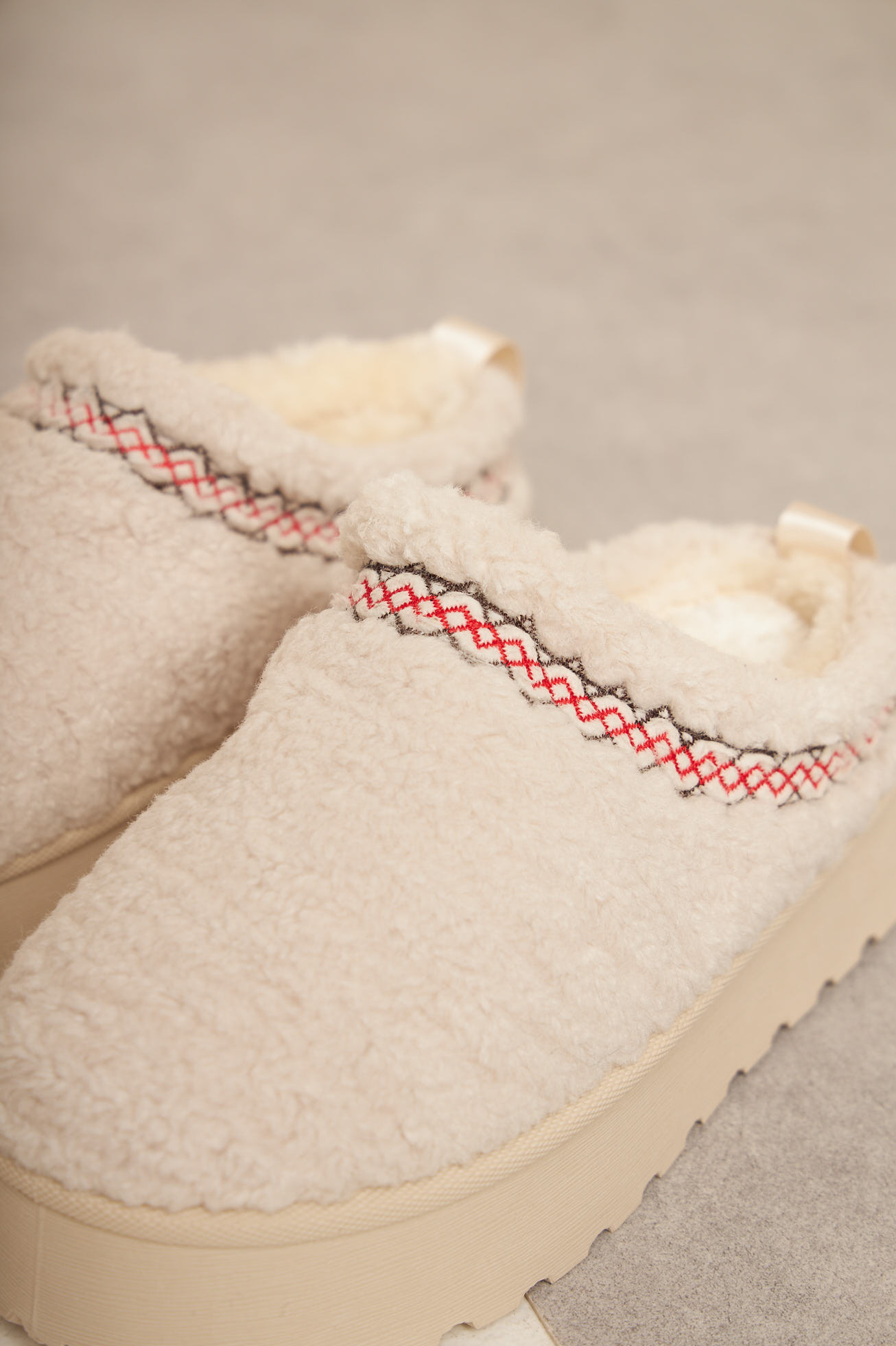 Bottines chaussons en peau de mouton compensés beige