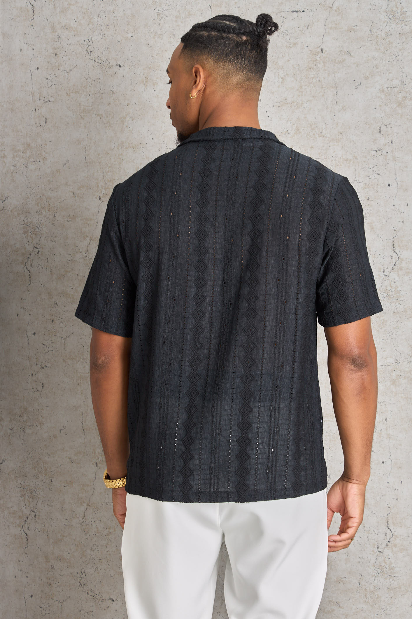 Chemise noire à moitf géométrique ajouré