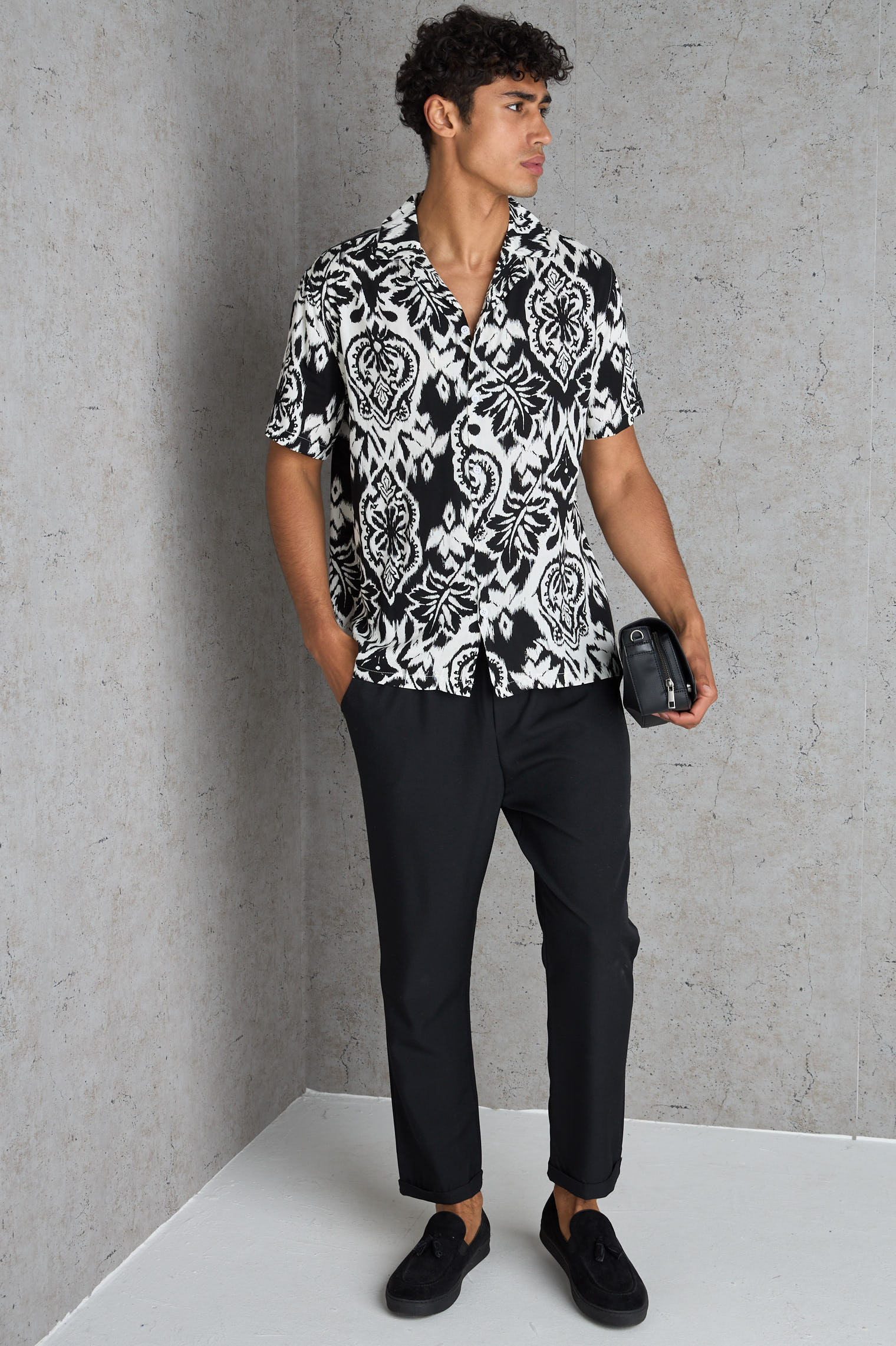 Chemise noire à motif baroque