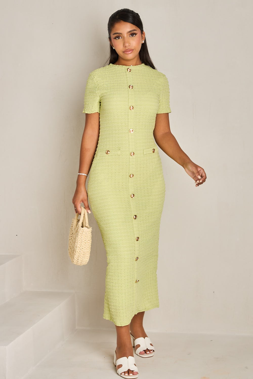 Robe verte texturée à boutons décoratifs