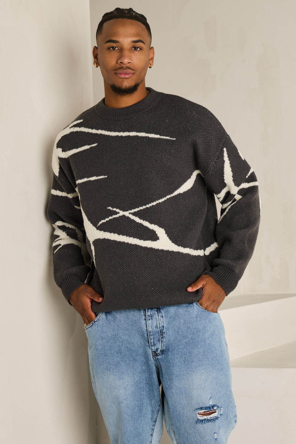 Pull gris foncé à motif blanc