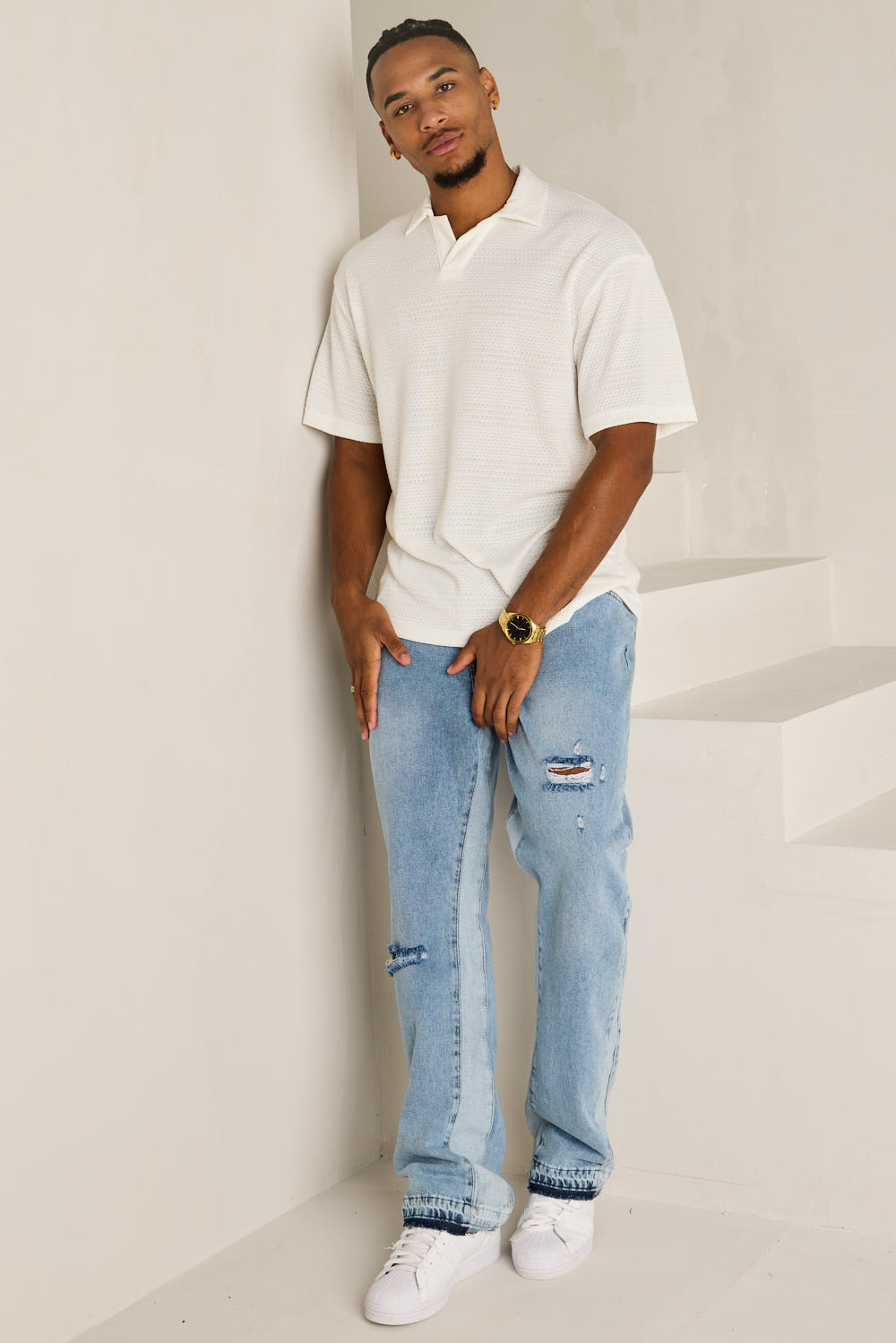 Weißes Poloshirt mit Lochmuster