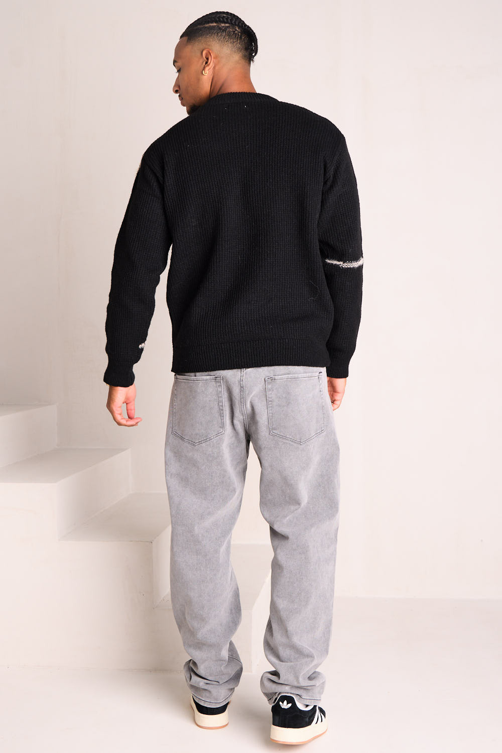 Pull en maille noir à empiècement duveteux beige