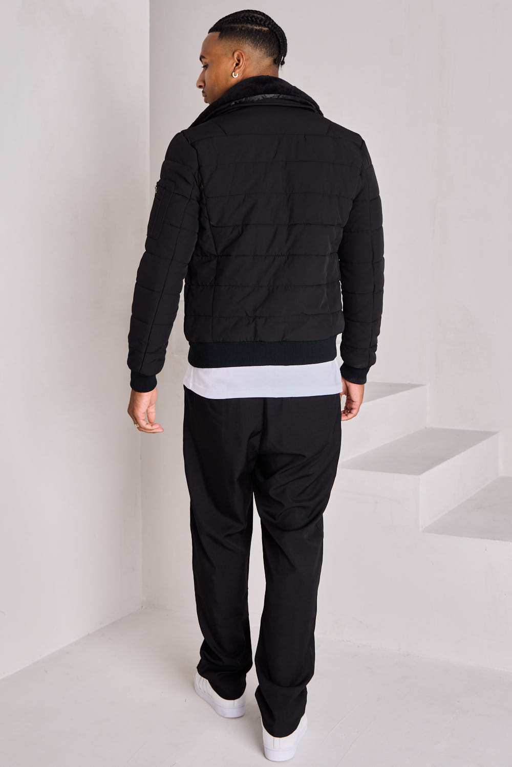 Veste matelassée noir avec col à fourrure