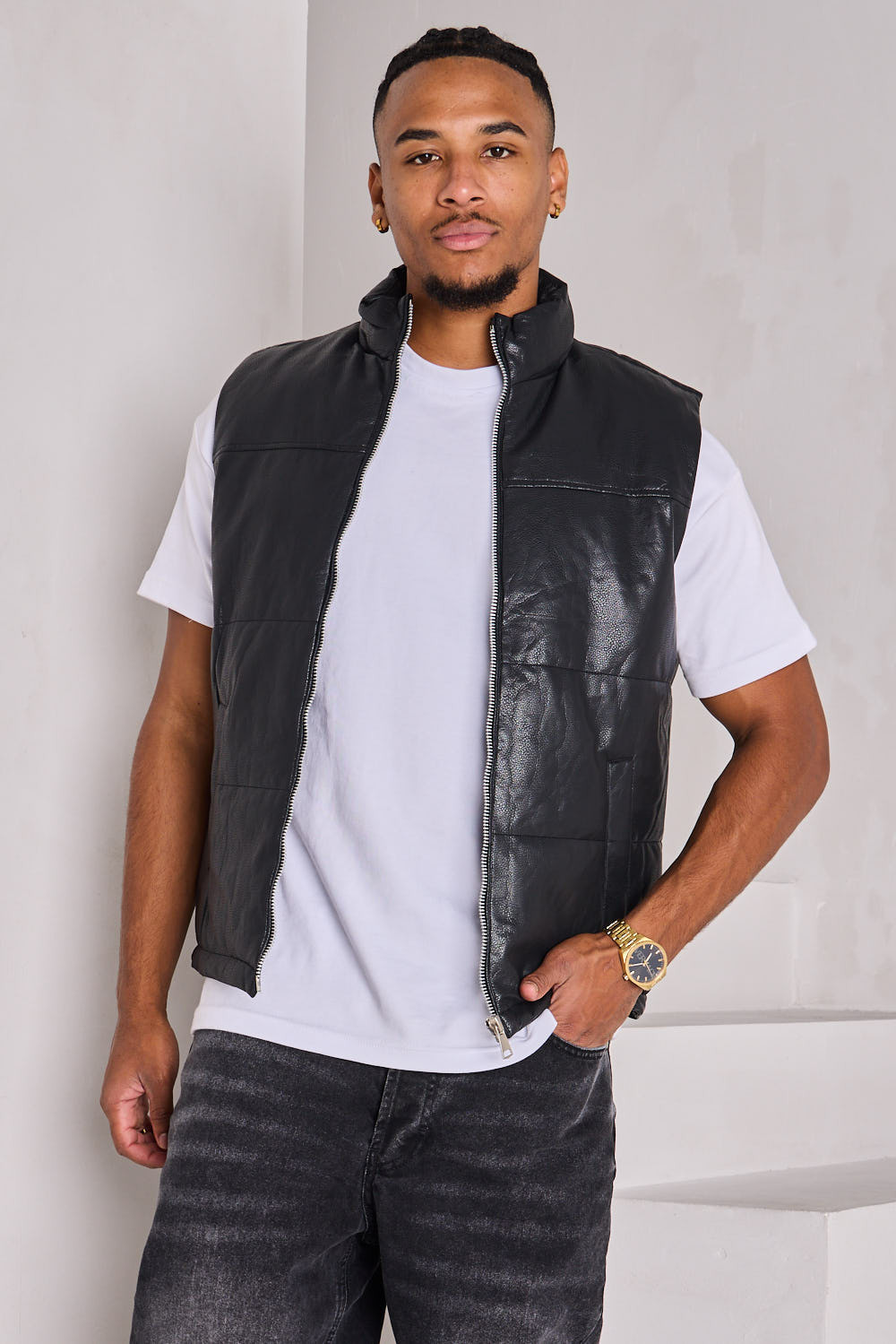 Doudoune noire sans manches en simili cuir