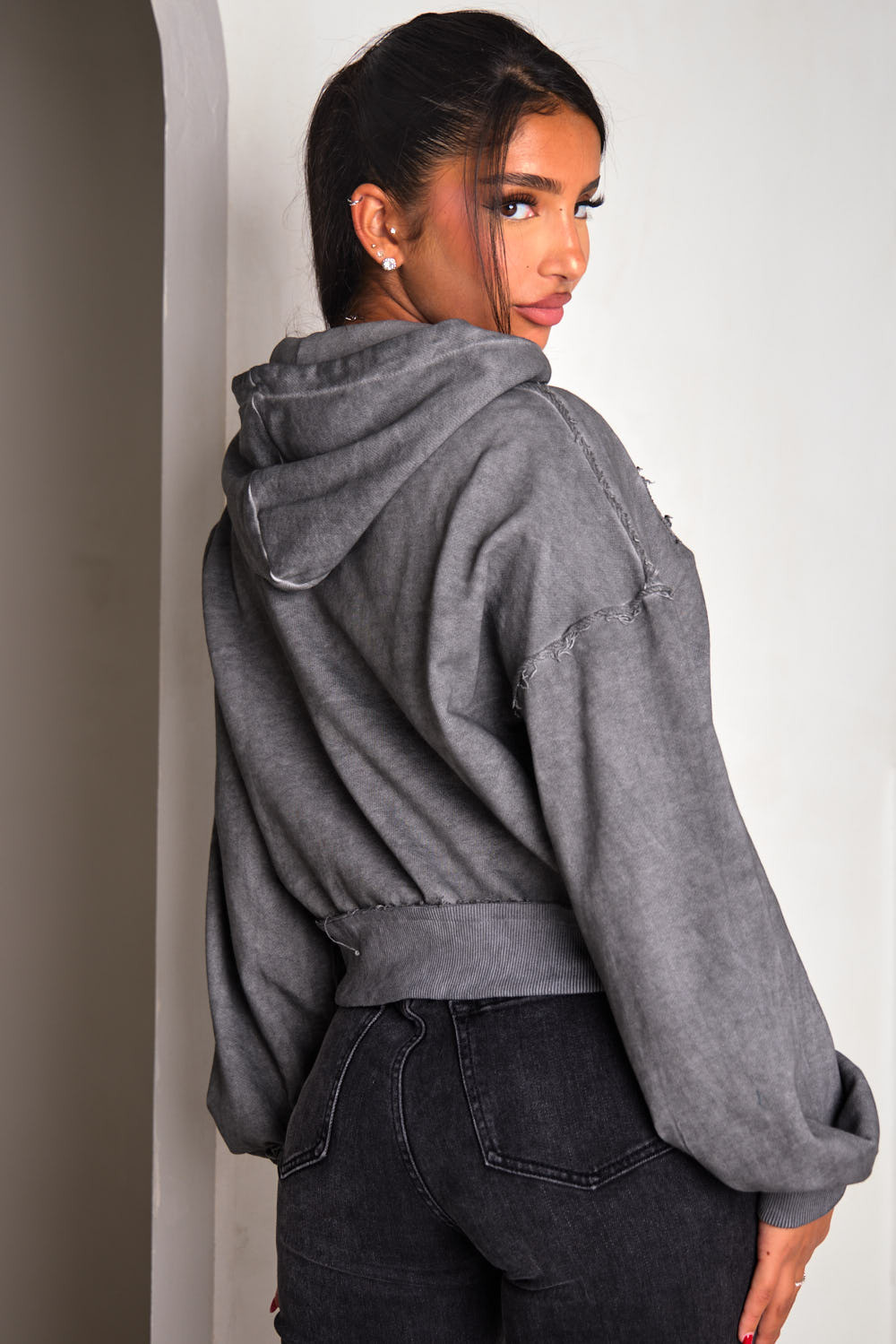 Veste grise courte à capuche