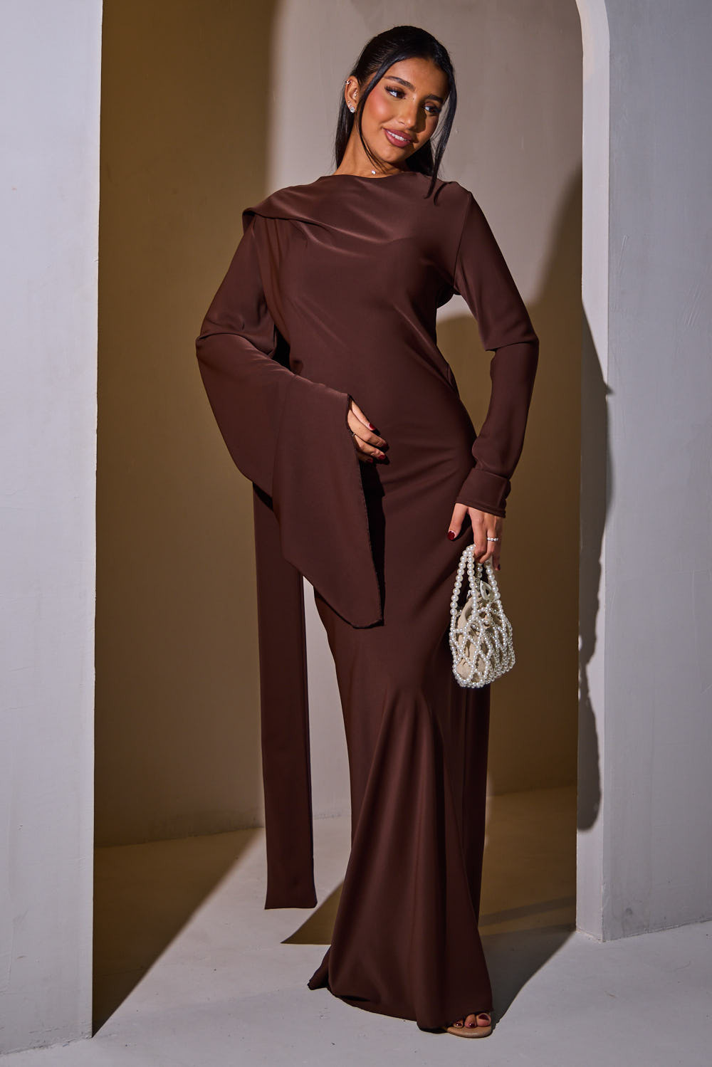 Robe marron à empiècement drapé et manche asymétrique