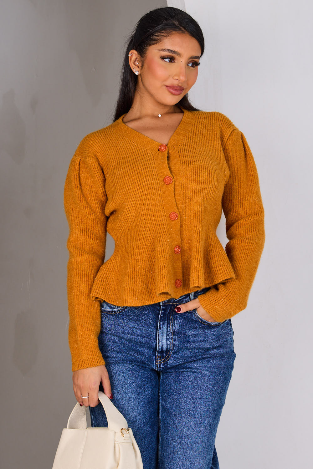 Gilet court moutarde à paillettes et boutons fleurs