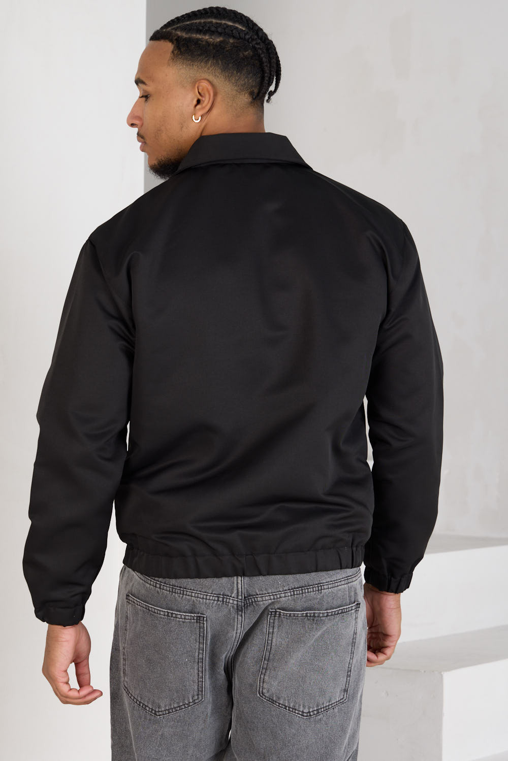 Veste noire zippée à cœur sur la poitrine