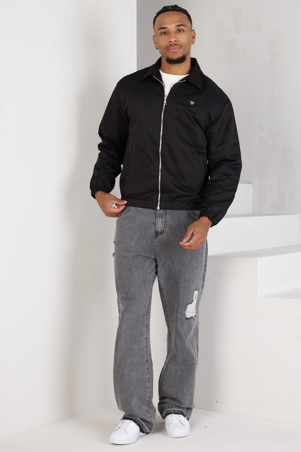 Veste noire zippée à cœur sur la poitrine