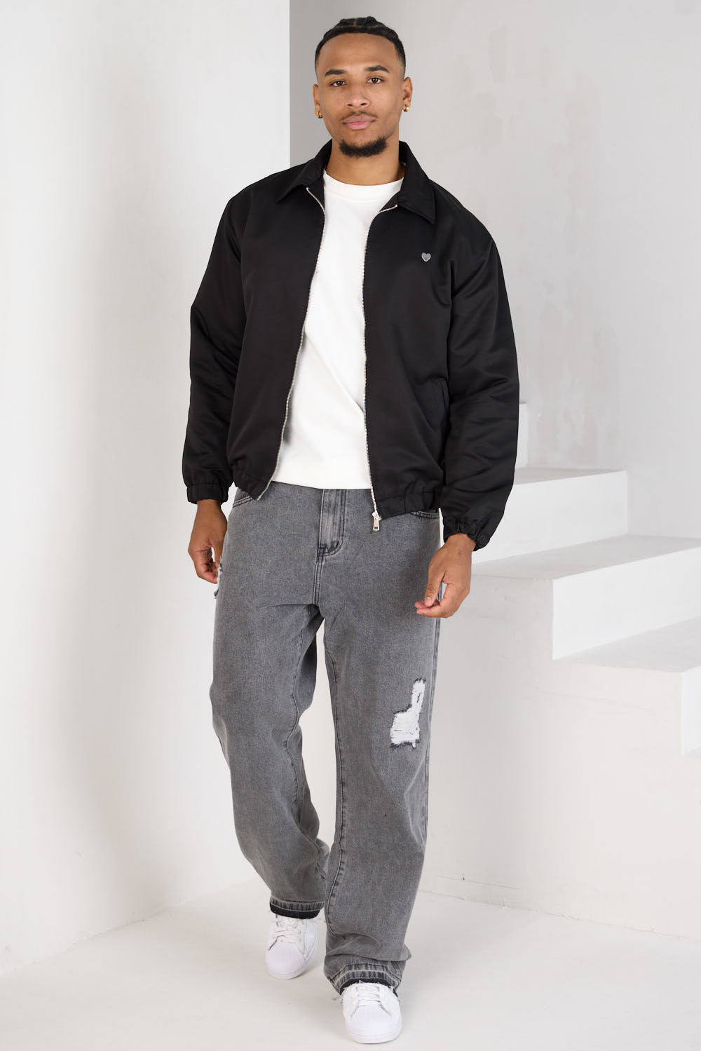Veste noire zippée à cœur sur la poitrine