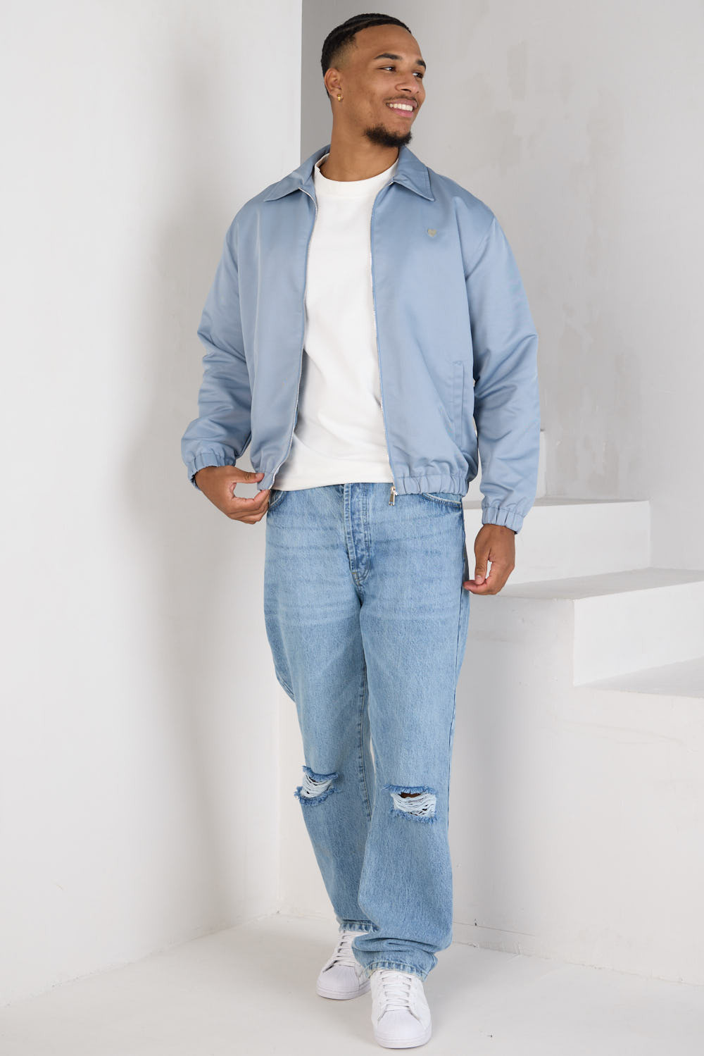 Veste bleue zippée à cœur sur la poitrine