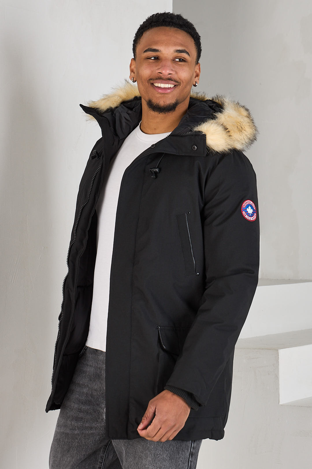 Doudoune noire avec capuche à fourrures - Main Image