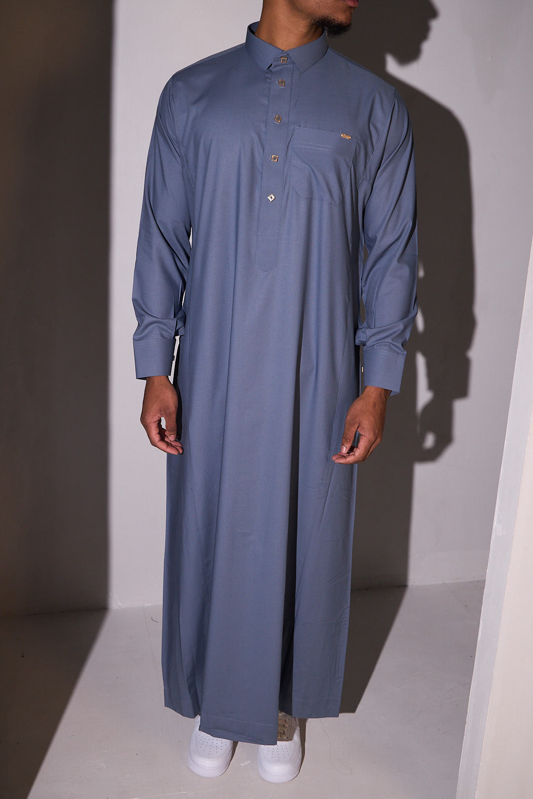 Qamis gris avec boutons carrés dorés