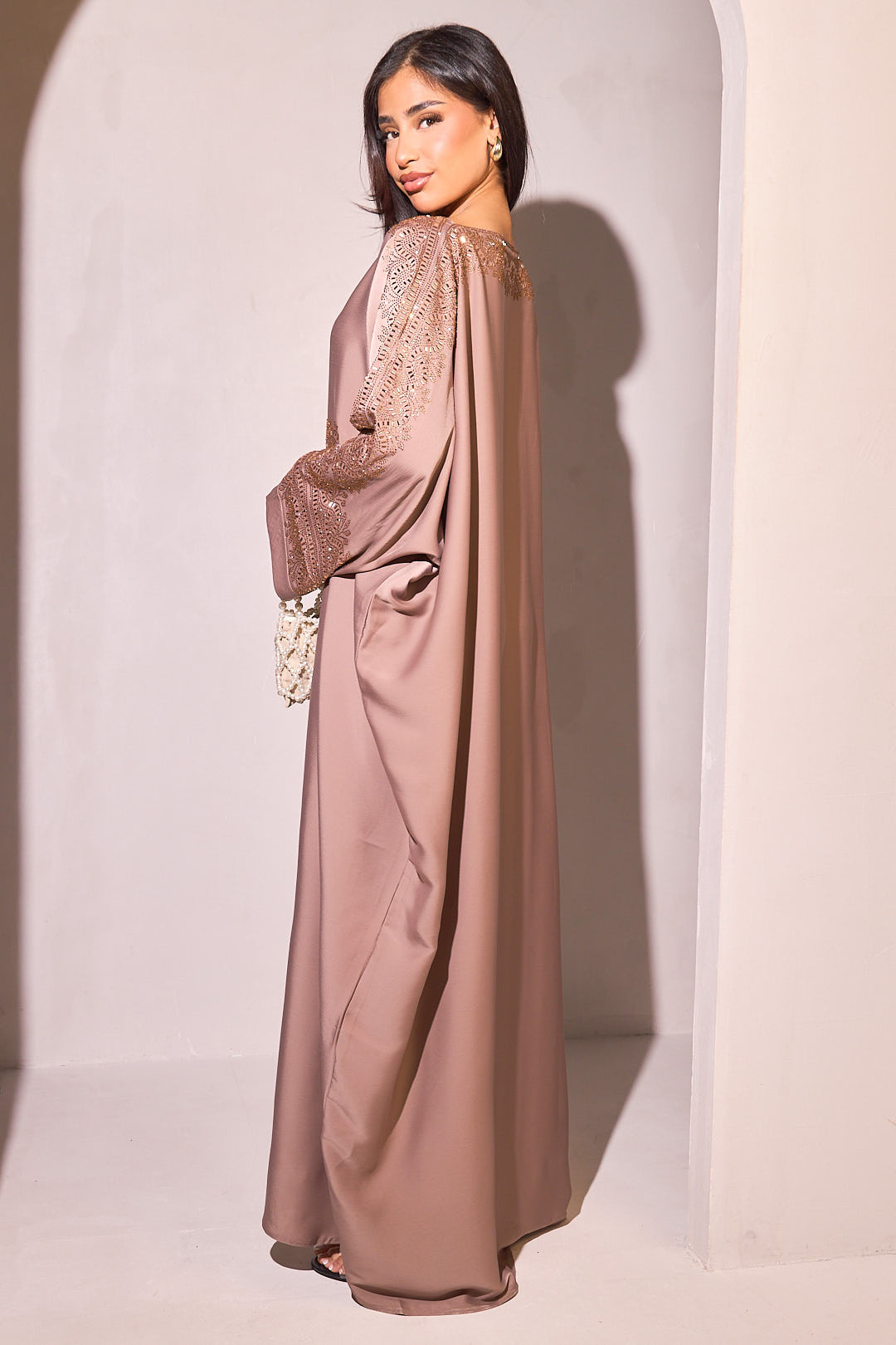 Abaya taupe à empiècement doré + voile
