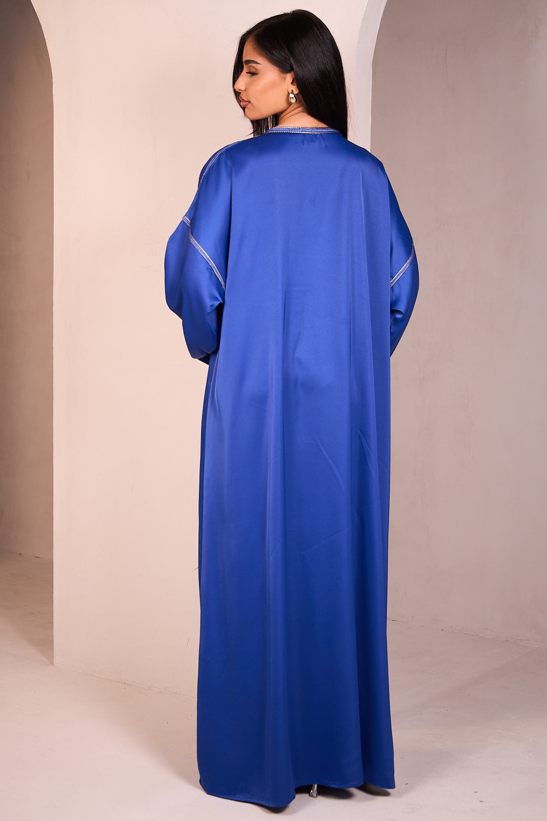 Abaya verte satinée munie d'un col orné de perles