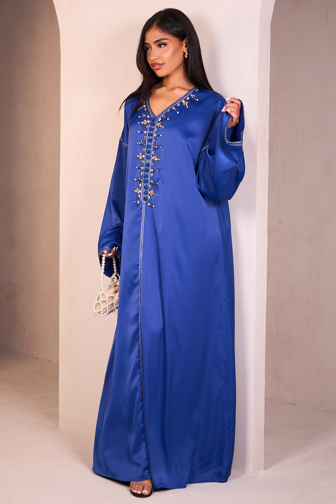 Abaya verte satinée munie d'un col orné de perles