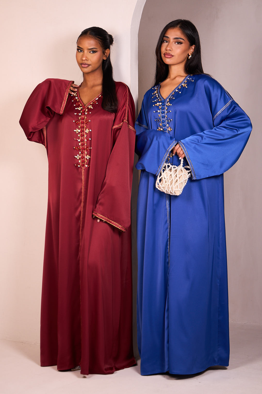Abaya verte satinée munie d'un col orné de perles