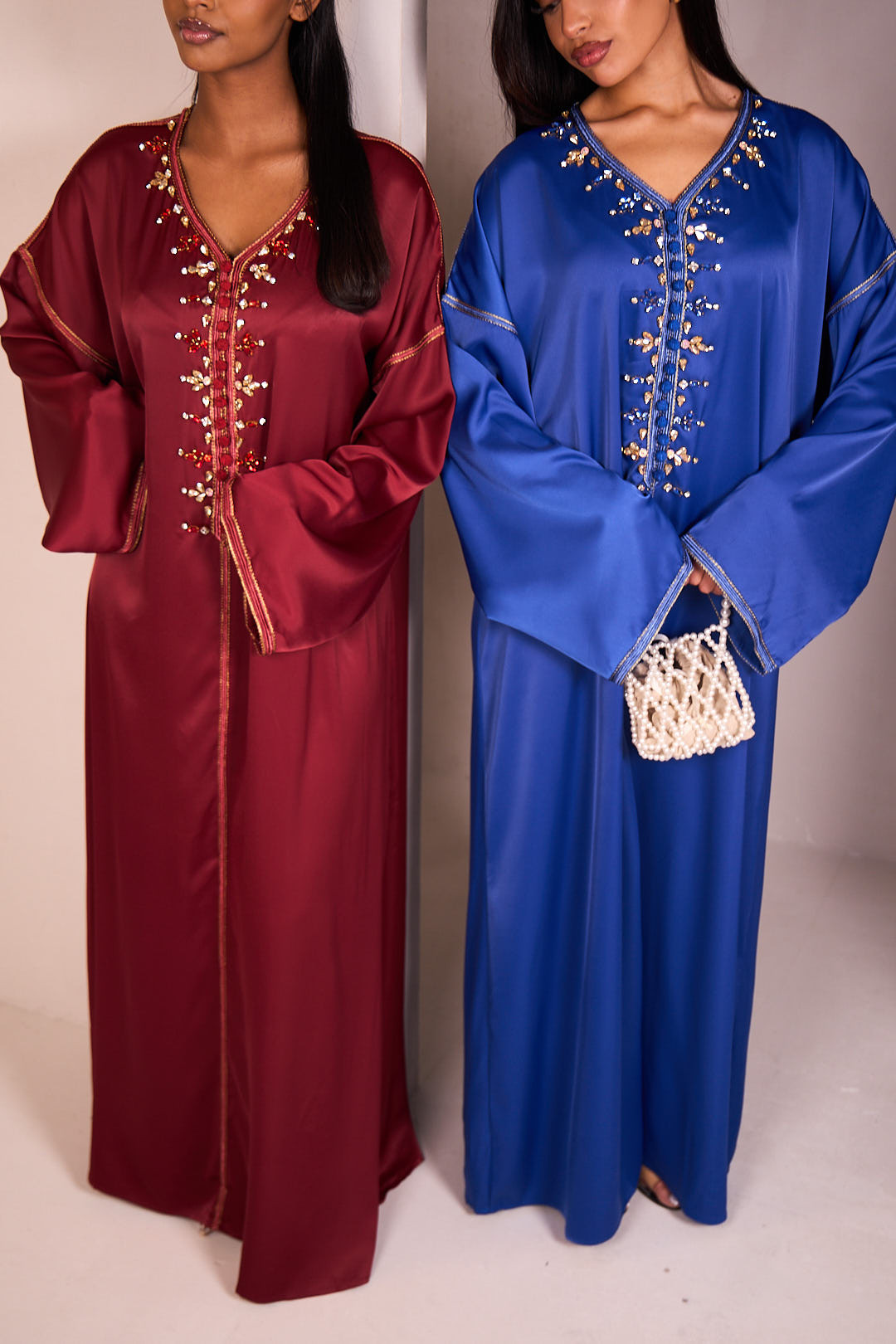 Abaya verte satinée munie d'un col orné de perles