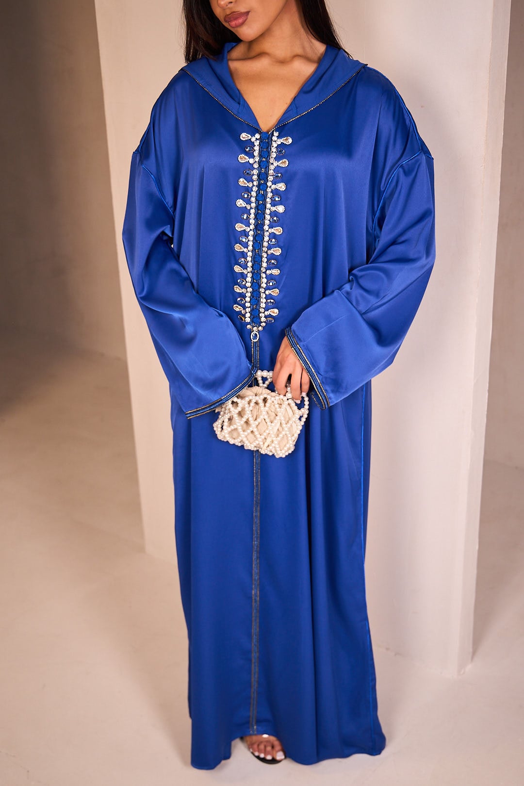 Abaya bleu satinée munie d'un col orné de perles