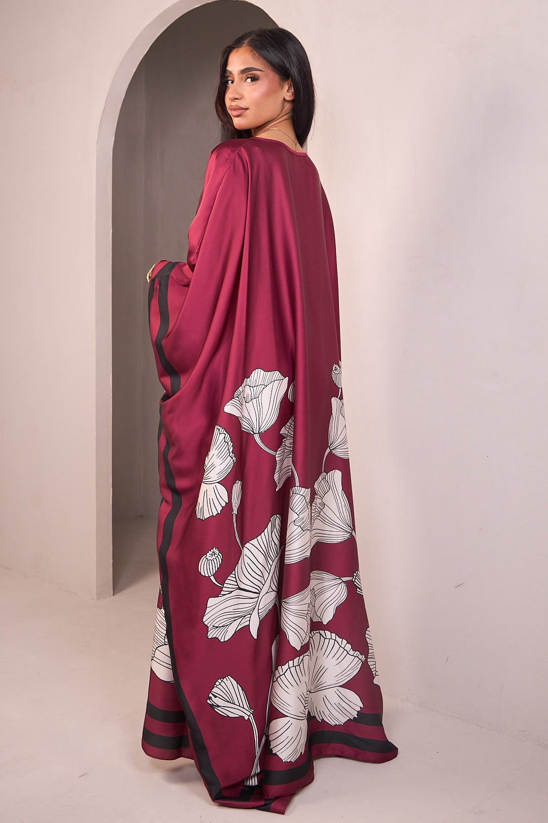 Abaya beige satinée avec motif marbré et strass