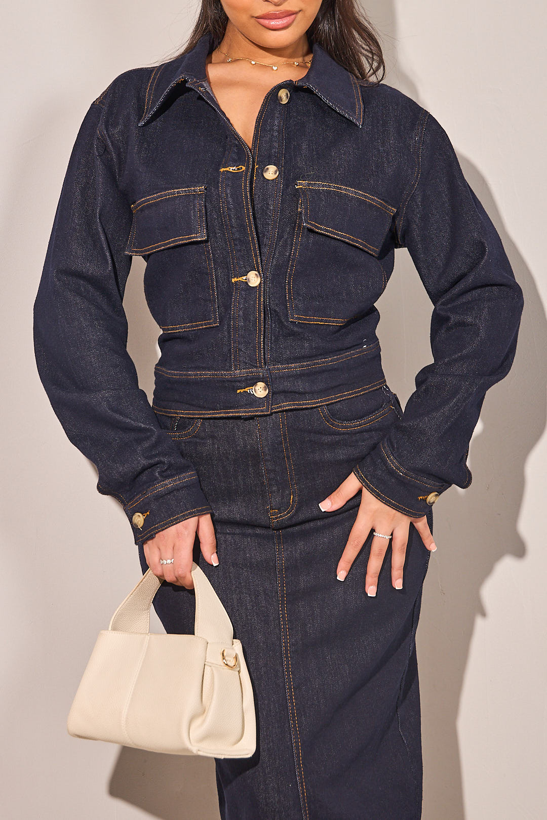 Veste en jean bleu foncée avec coutures apparentes