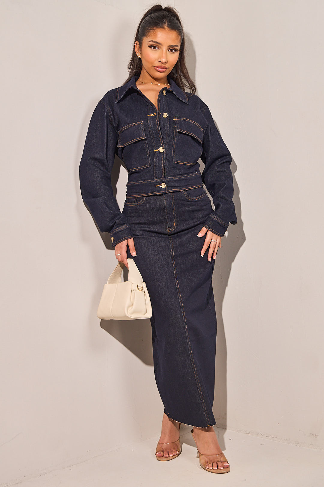Veste en jean bleu foncée avec coutures apparentes