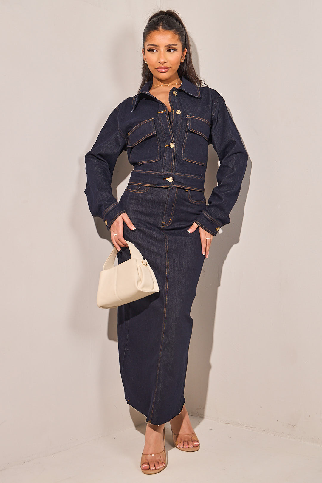 Veste en jean bleu foncée avec coutures apparentes
