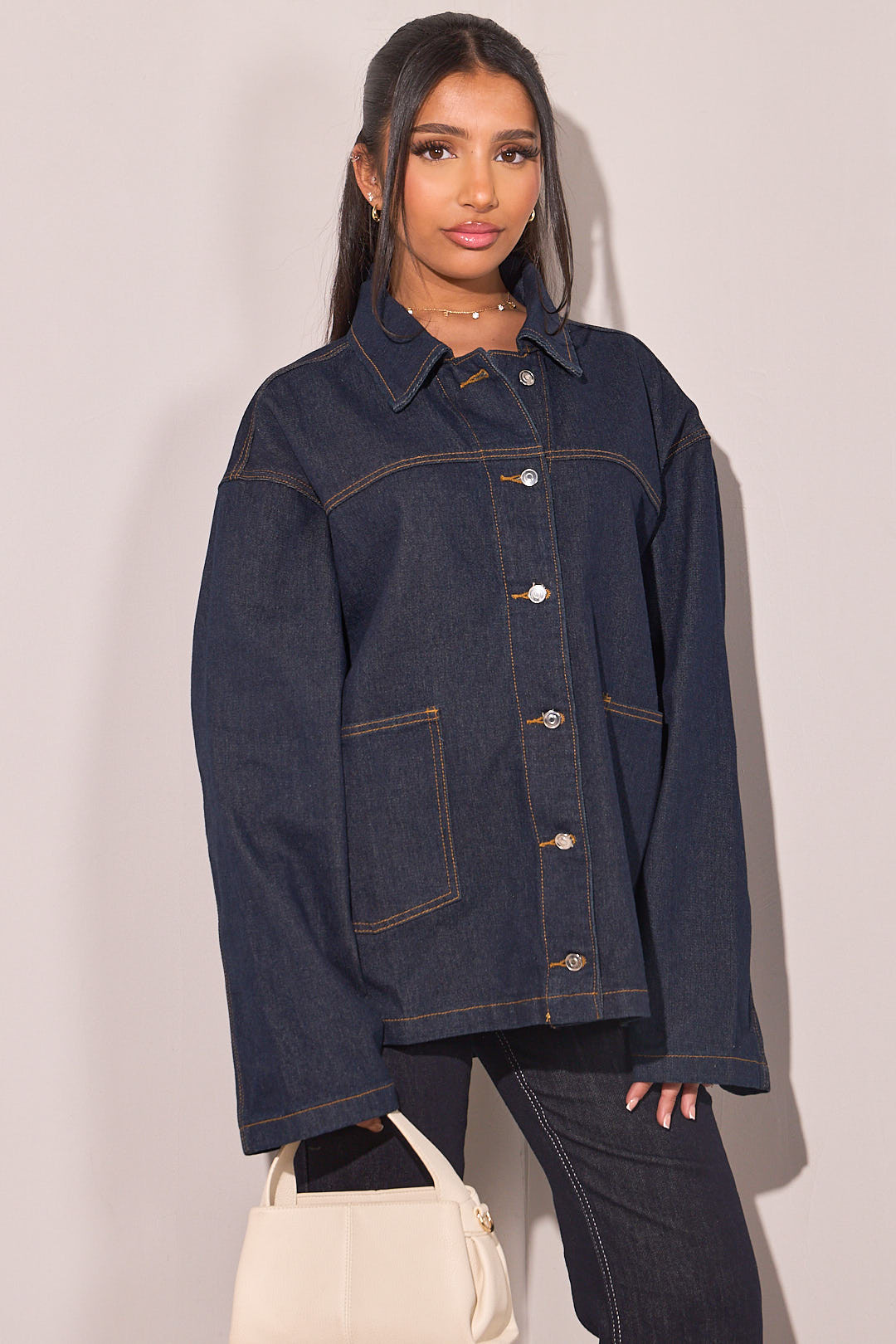 Veste en jean bleu foncée à boutons et poches