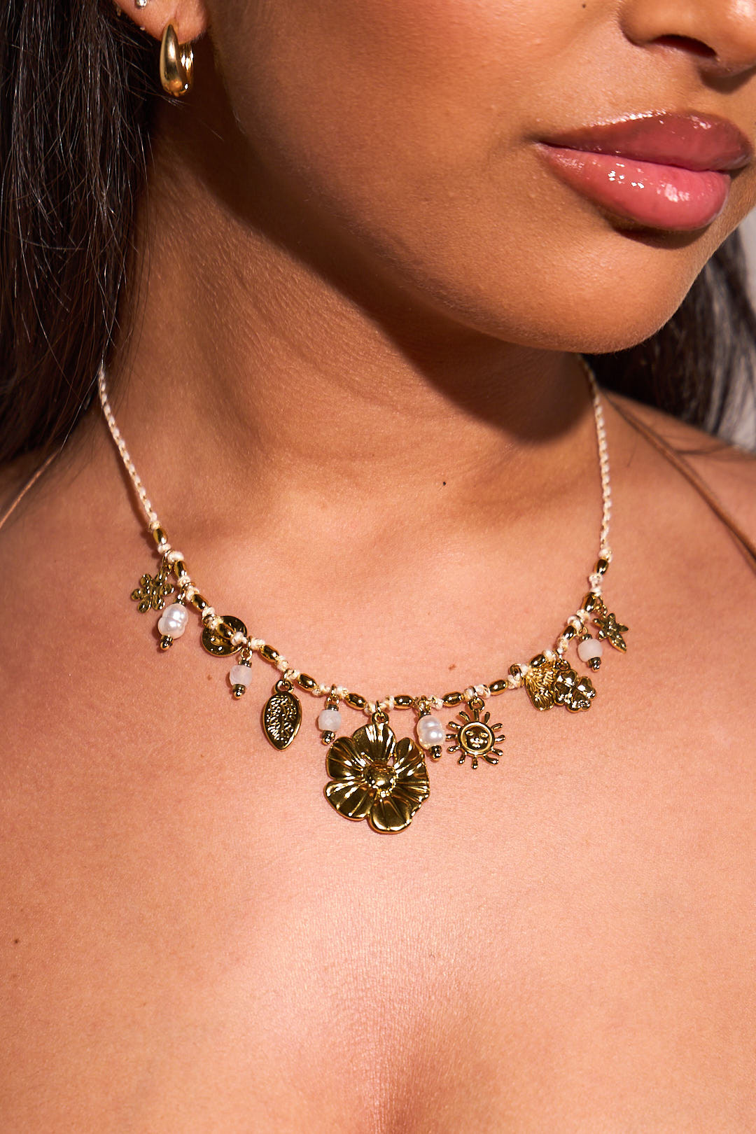 Parure collier + bracelet chaîne en tissu bicolore à coquillages dorés et blancs