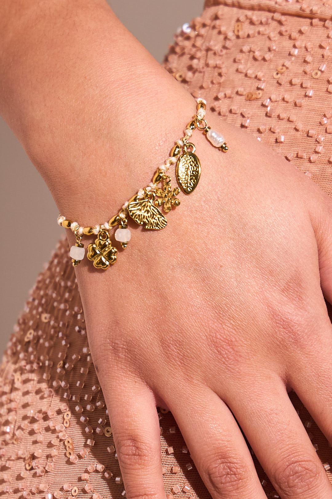 Parure collier + bracelet chaîne en tissu bicolore à coquillages dorés et blancs