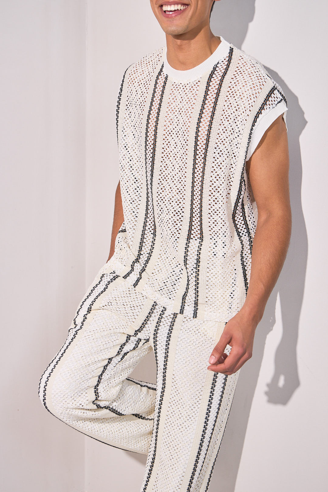 Ensemble 2 pièces en maille haut sans manches + pantalon blanc