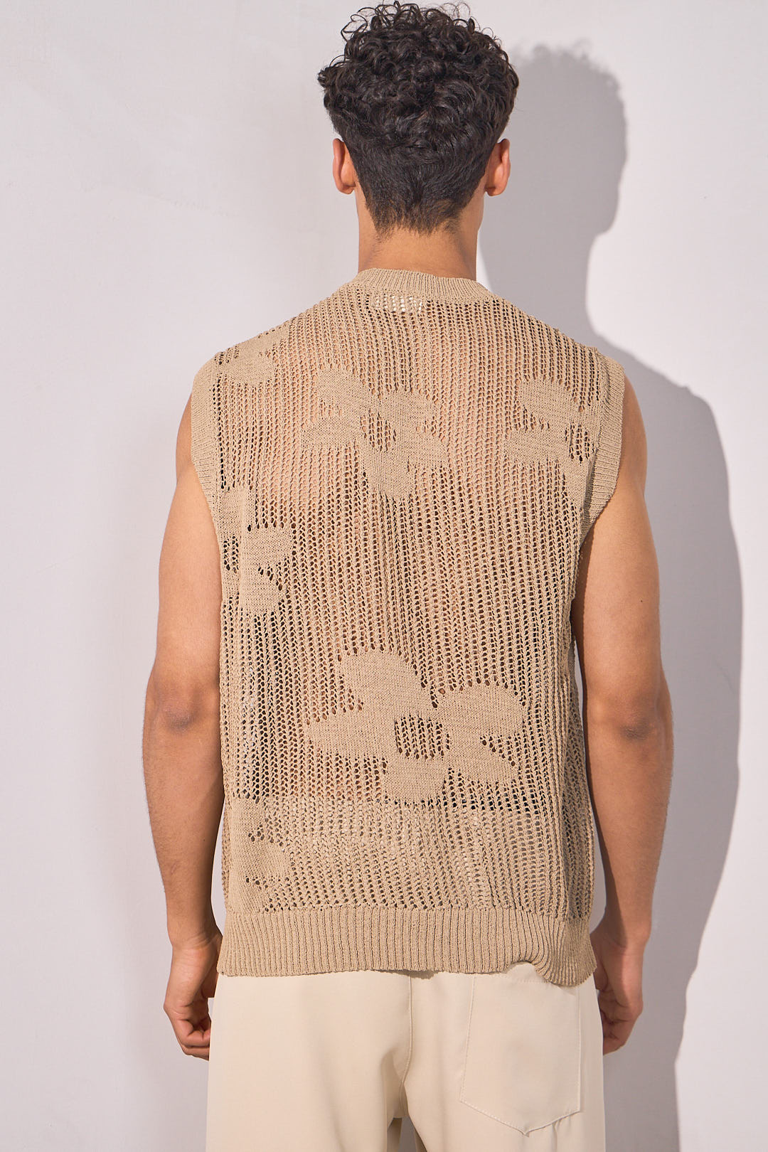 Haut sans manches taupe en maille à fleurs brodées