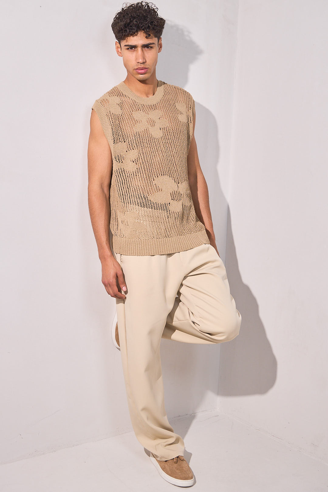 Haut sans manches taupe en maille à fleurs brodées