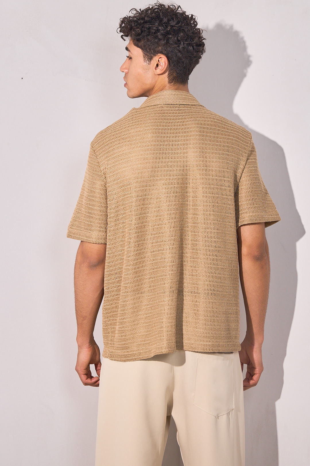Chemise en maille camel à fleurs brodées