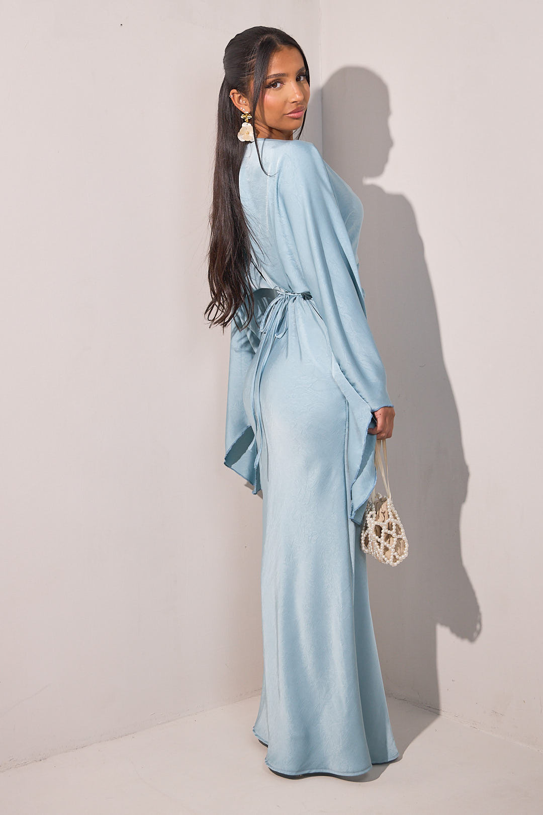 Robe bleue clair à manches pagode