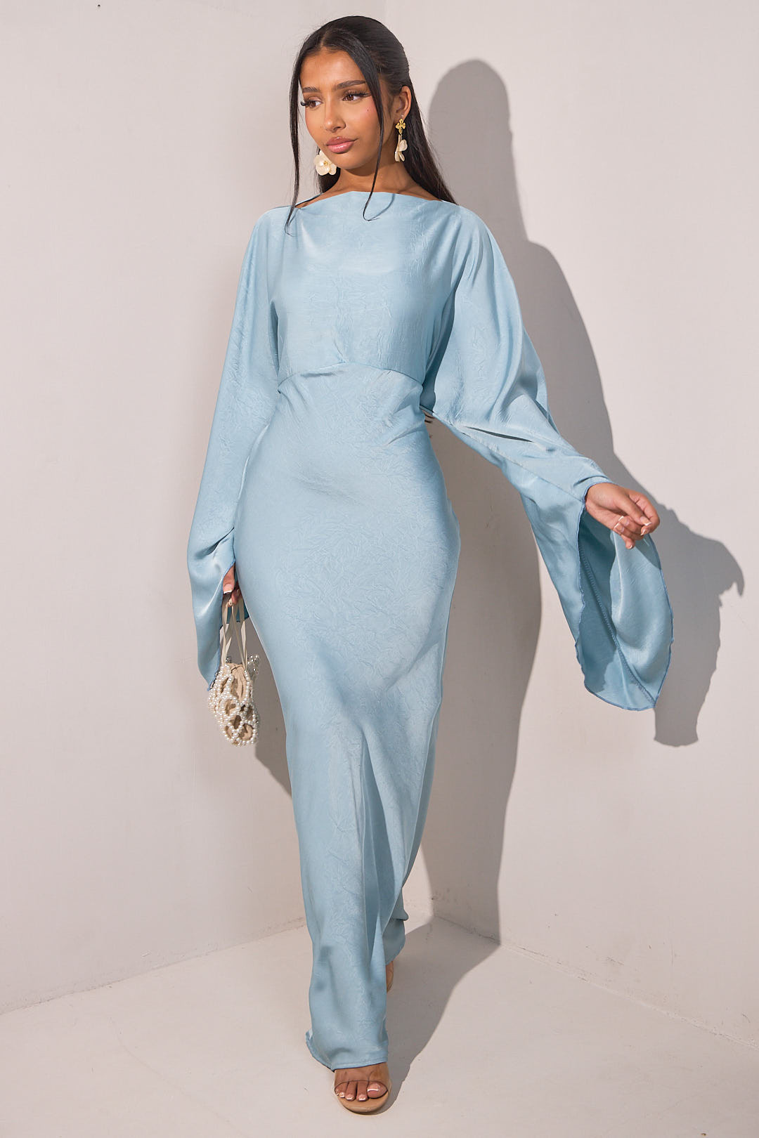 Robe bleue clair à manches pagode