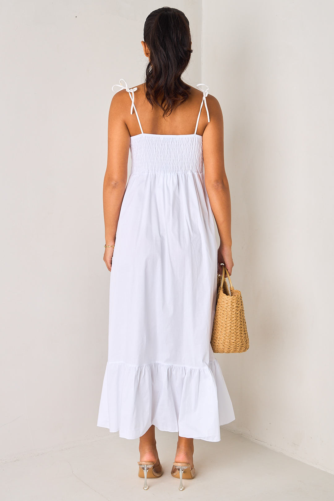 Robe blanche bretelle nouée et  à empiècement poitrine