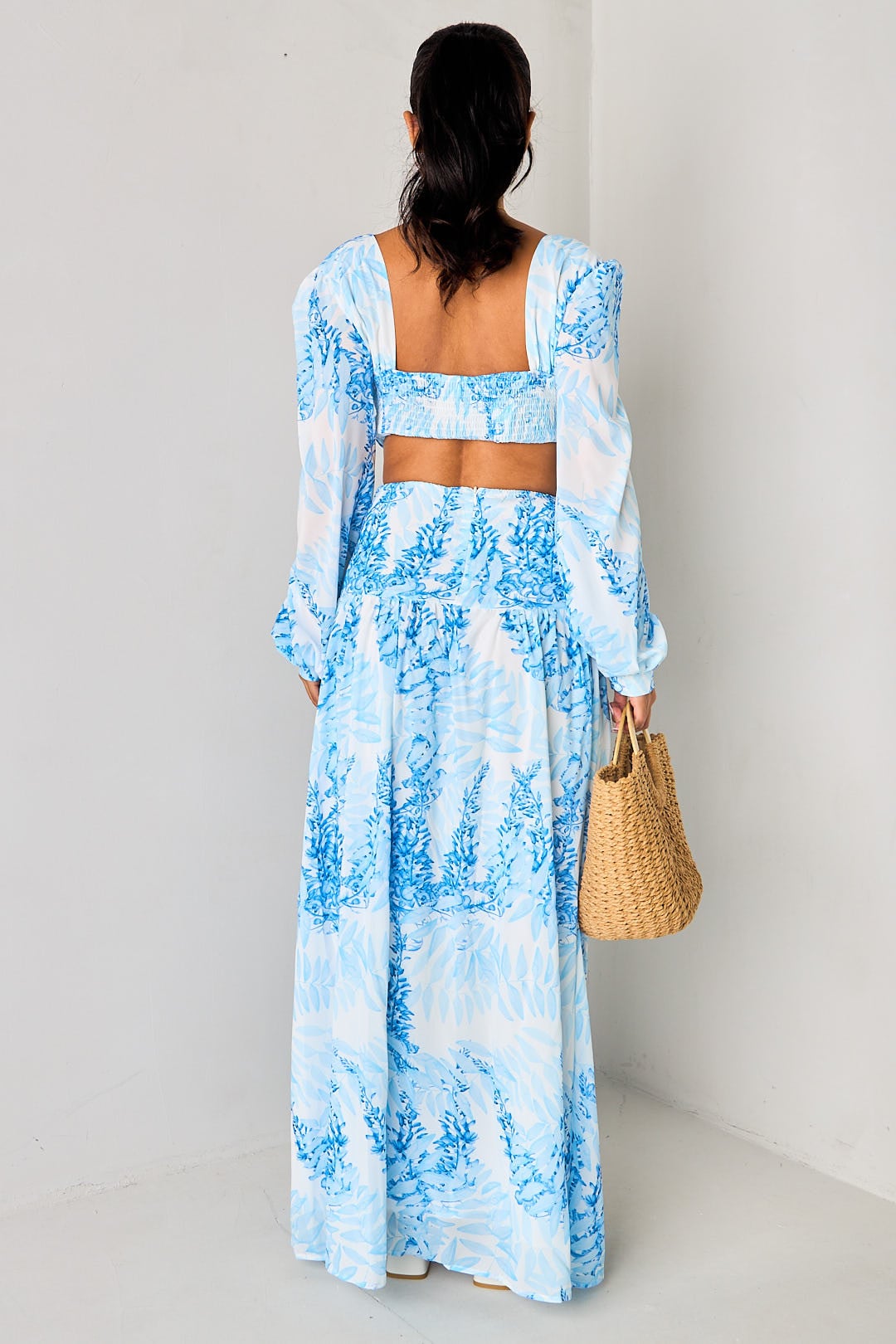 Robe bleue à dos nu et volants imprimée nature