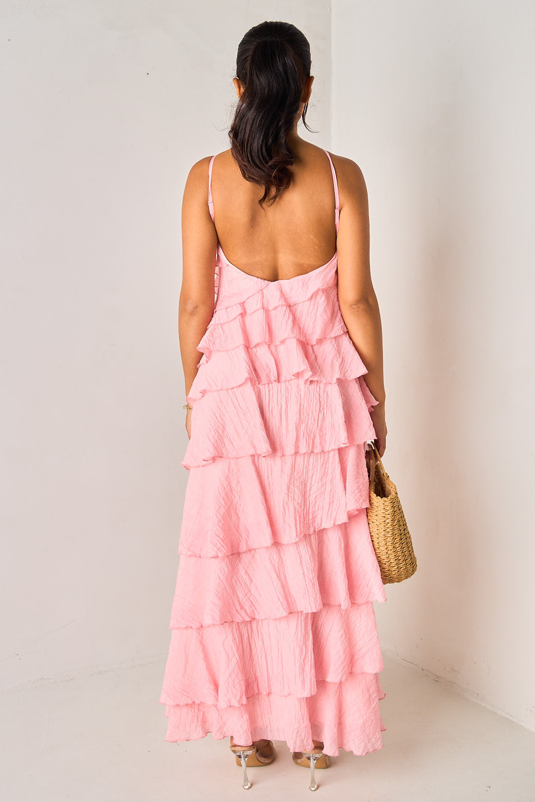 Robe rose longue à dos nu et volants