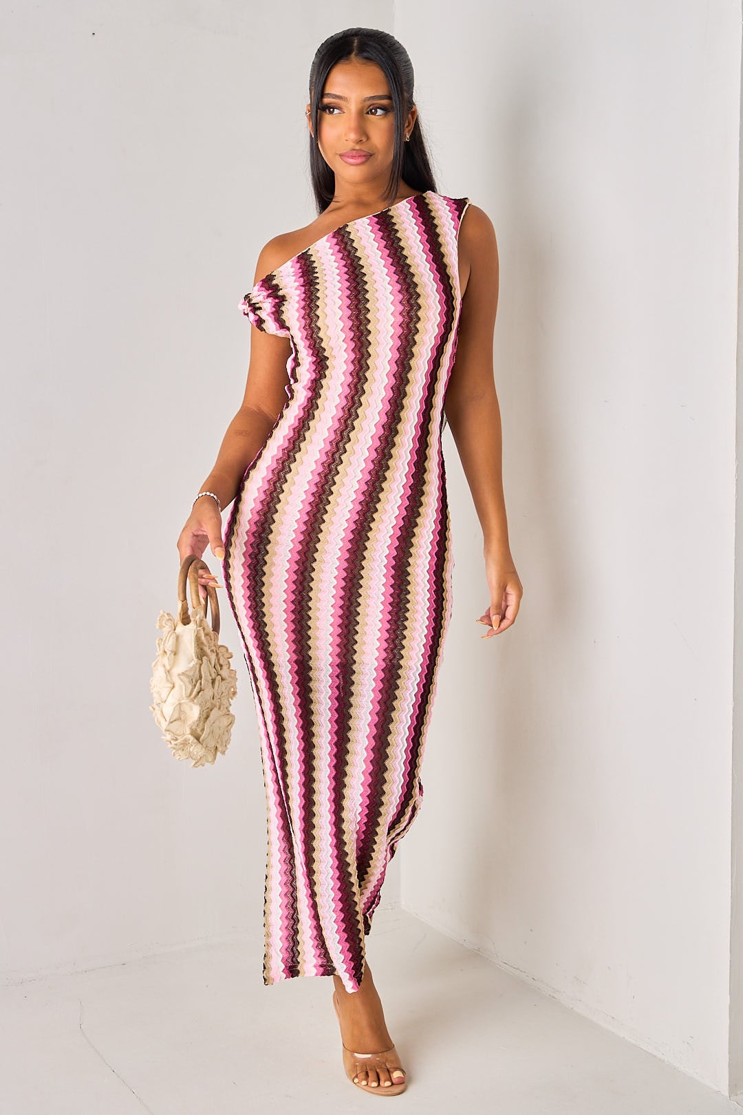 Robe violette en crochet ajouré avec bijoux à l'épaule