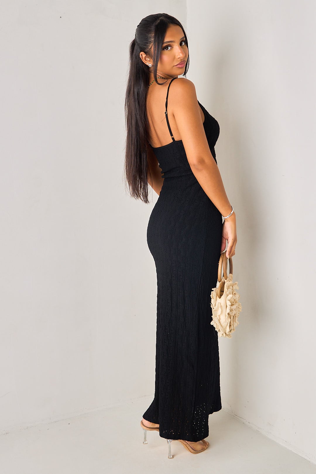 Robe longue noire à bijoux doré
